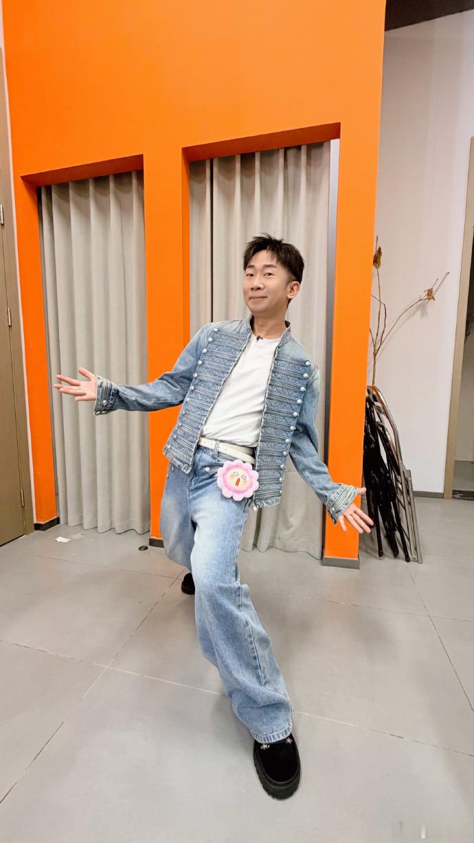 杨迪担心谢娜笑声从哈哈花传出来杨迪谢娜老友名场面上新，杨迪开玩笑担忧，录制中途谢