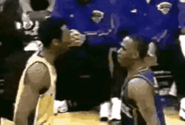 注意看，以下镜头中挥拳打向科比的球员叫柴尔斯，在当时NBA中属于性格特别暴躁的球