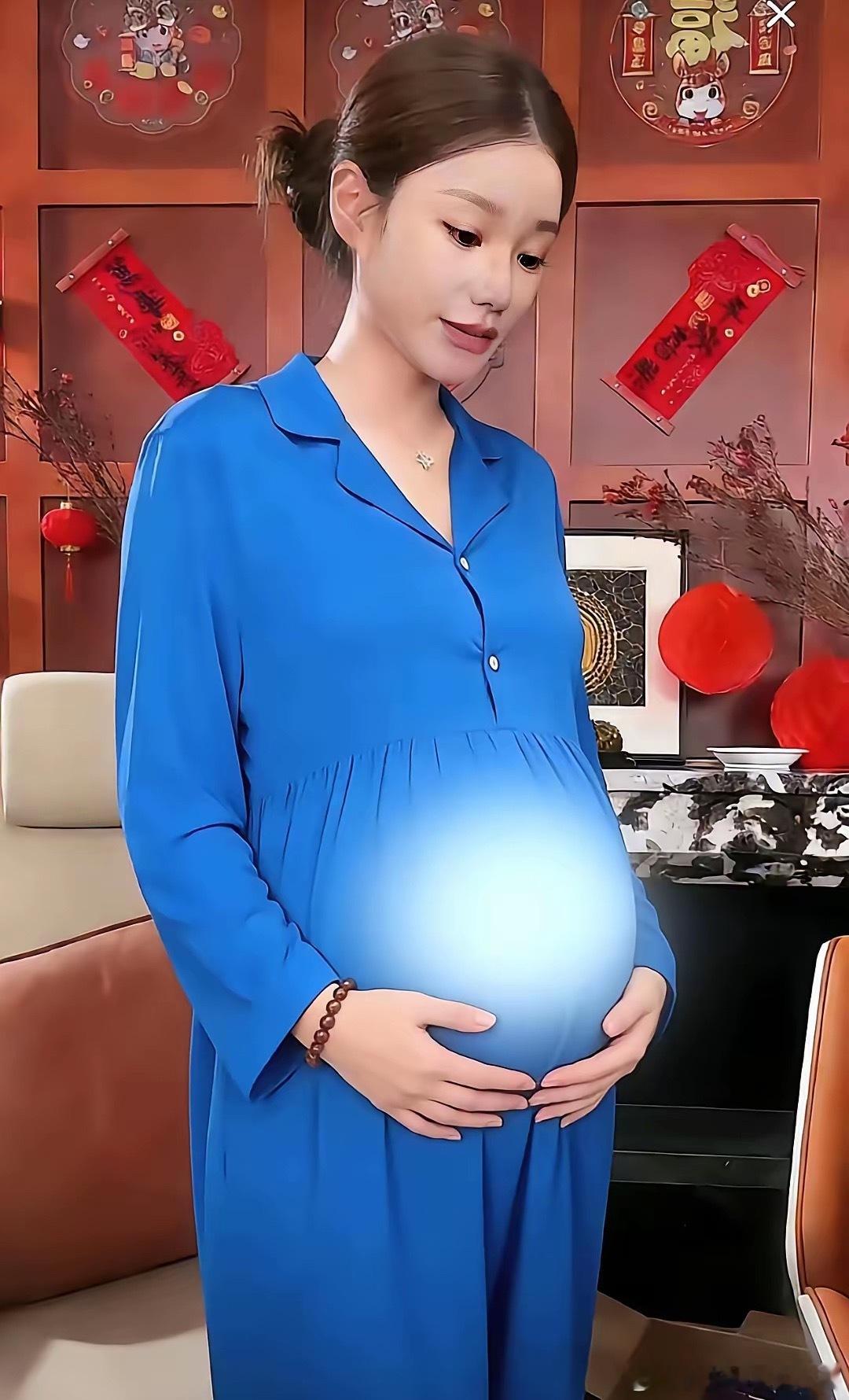 马筱梅抱着大肚子直播，马上就要临盆的样子，因为张兰和汪小菲不能直播，就只能靠她的