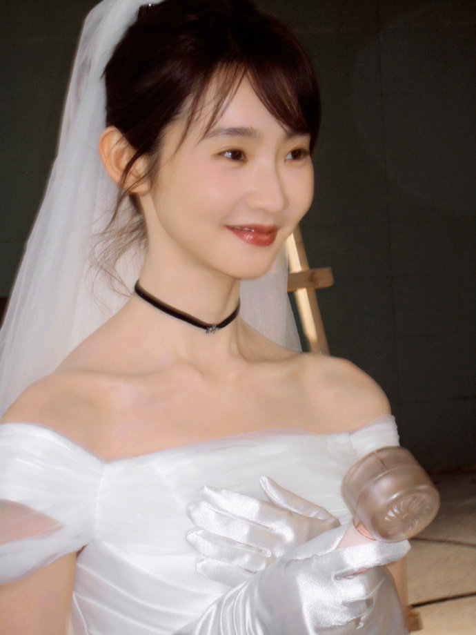 张艺凡摇滚婚纱造型张艺凡摇滚婚纱造型，张艺凡《活久久》 海报花絮照 
