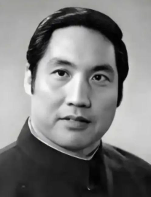 1977 年，凭借《红灯记》李玉和家喻户晓的钱浩梁遭到审查，被撤销党内外一切职务