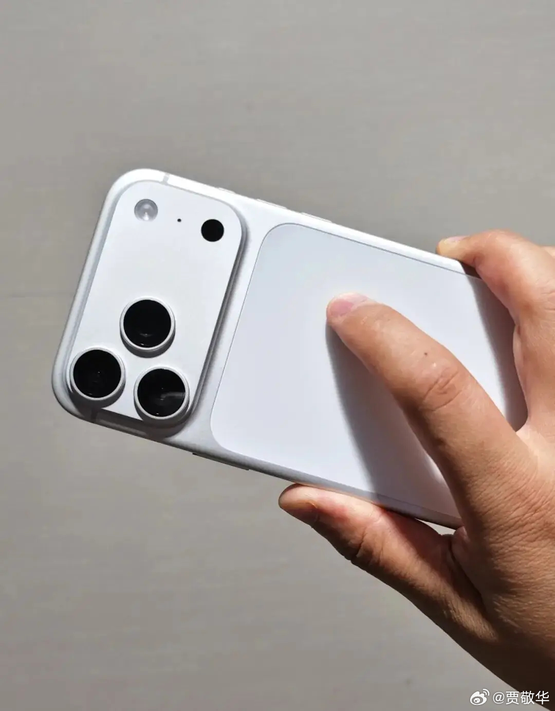 朋友家孩子高考结束后买了一台iPhone17 Pro Max，然后现在一边学车，