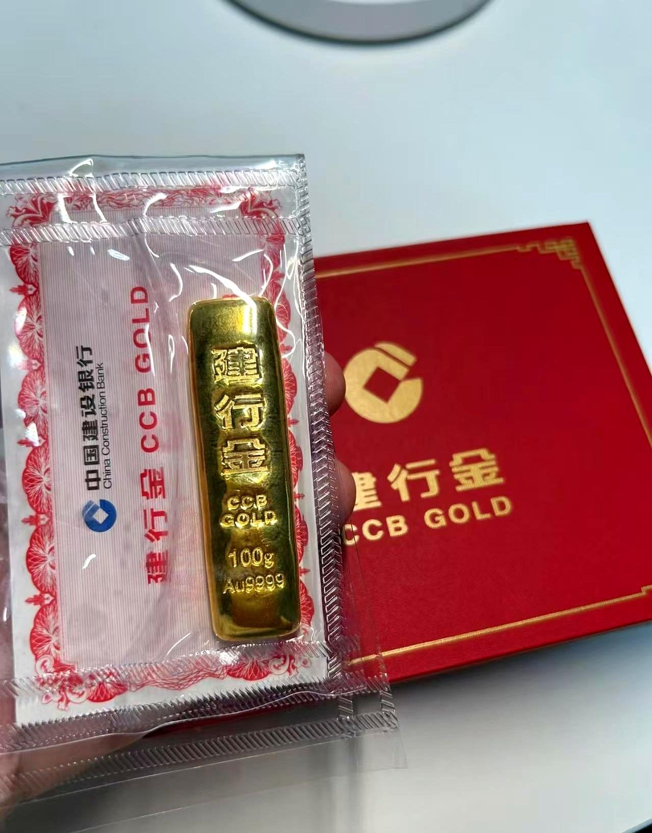 昨天刚冲进去买黄金的人，今天怕是手机一亮就心慌吧？
938一克追进去，凌晨三点金