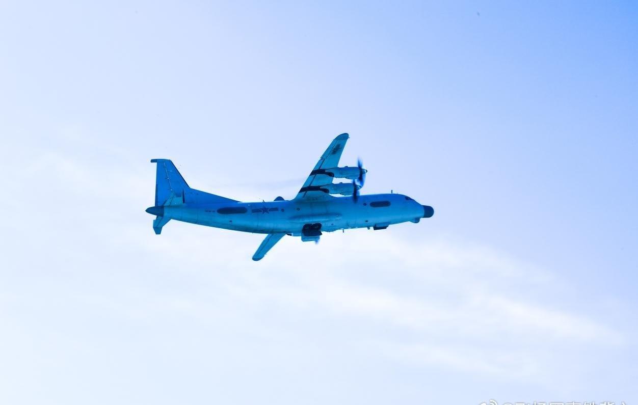 近日，解放军海军航空兵部队开展了长航时预警指挥训练，围绕关键与高难课目进行攻关演