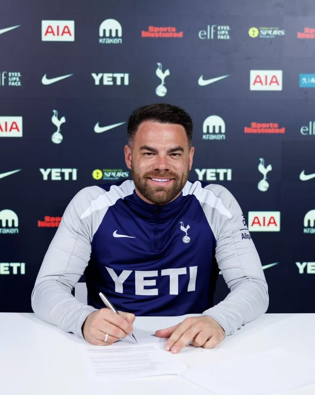 热刺女足官方：主教练何马丁与俱乐部签下一份新的长期合约！