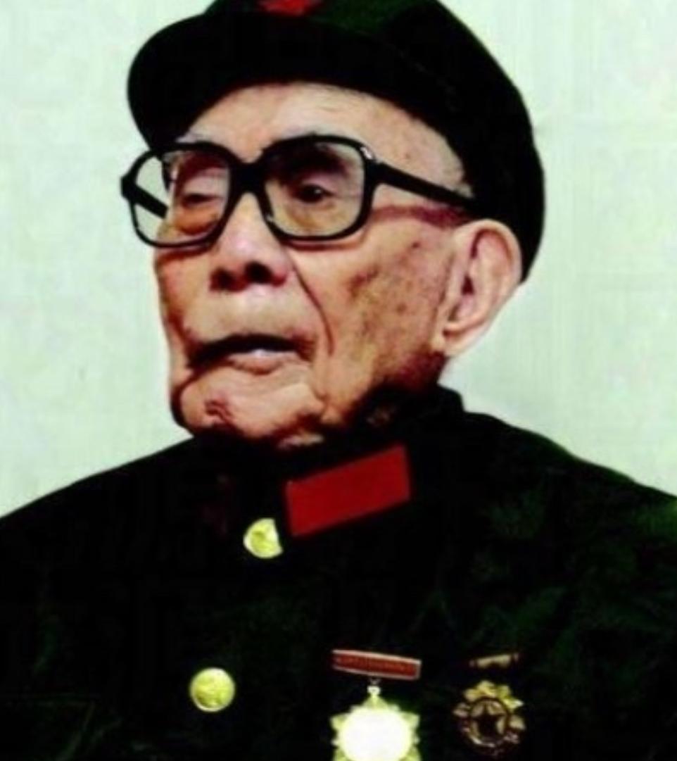 1949年深秋，江西宁都，老红军黄明生回家了，打了十几年仗，他终于衣锦还乡，然而