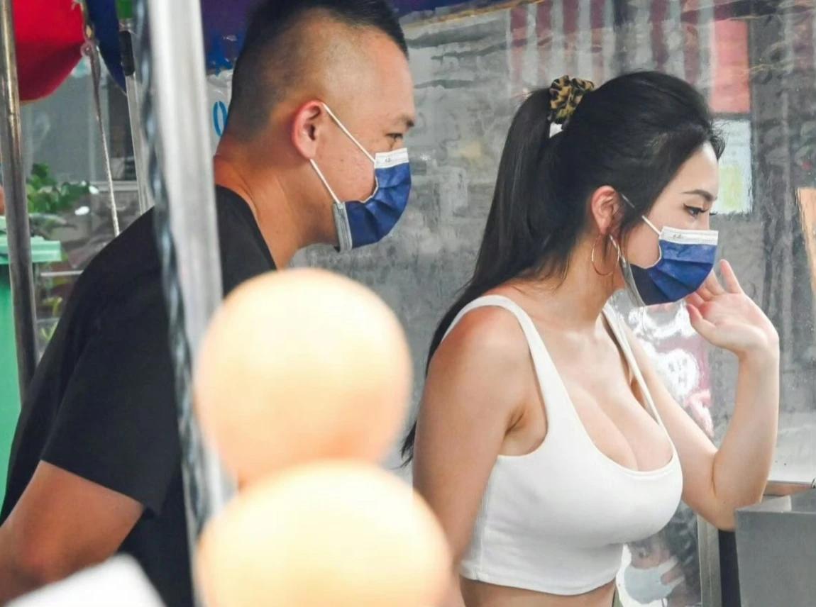 这个老板的生意应该差不了，
地瓜球看着就很想吃的样子！