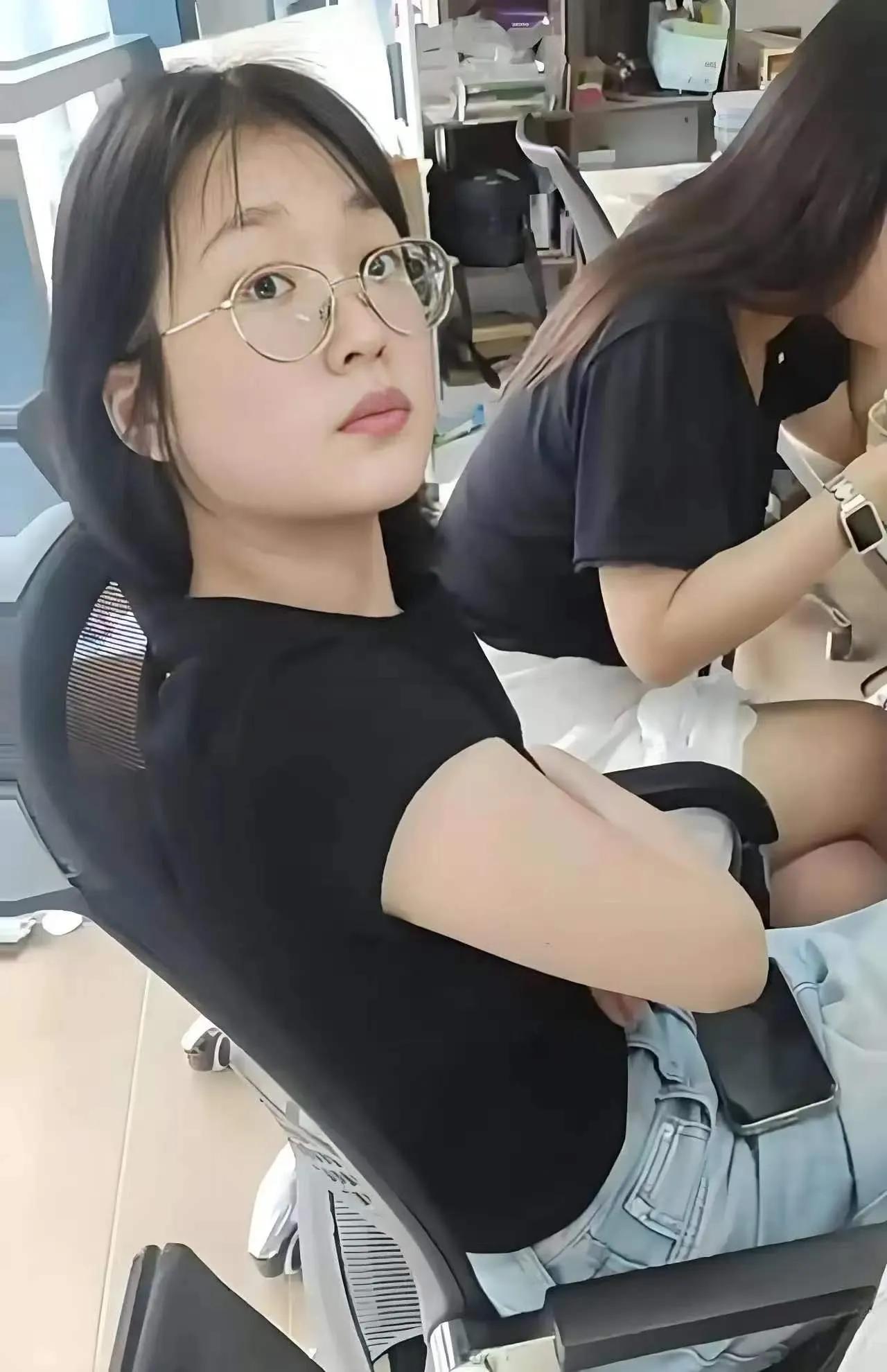 一张看着人畜无害的脸，干出的事儿却真让人脊背发凉。就因为外卖小哥顺路先给别人送了