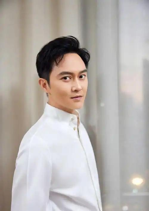 他是港圈公认的人间理想，是唯一用酒窝盛满少年感的冻龄男神。
 
他的人生有三大软