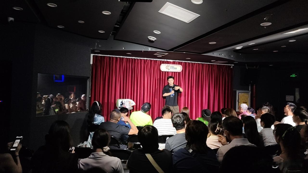 昨天下午我们两个就走进南锣鼓巷福祥胡同，没想到这里还有一个“磁场剧场”。这个剧场