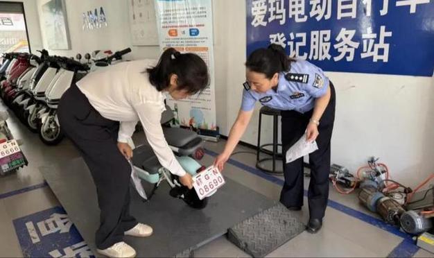 男子骑无牌电动车，交警看到为何不罚，还放行？答案来了哦
 
“警官，我这车没挂牌