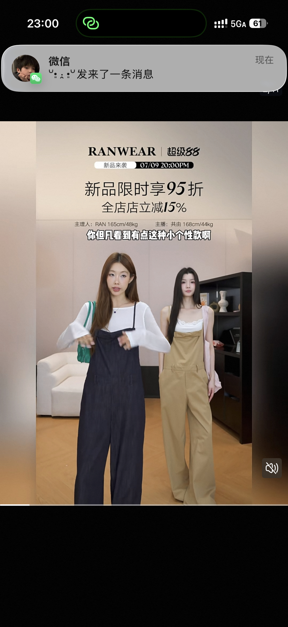 这个背带裤买回来试试嘿嘿上半部分像那个吊带 