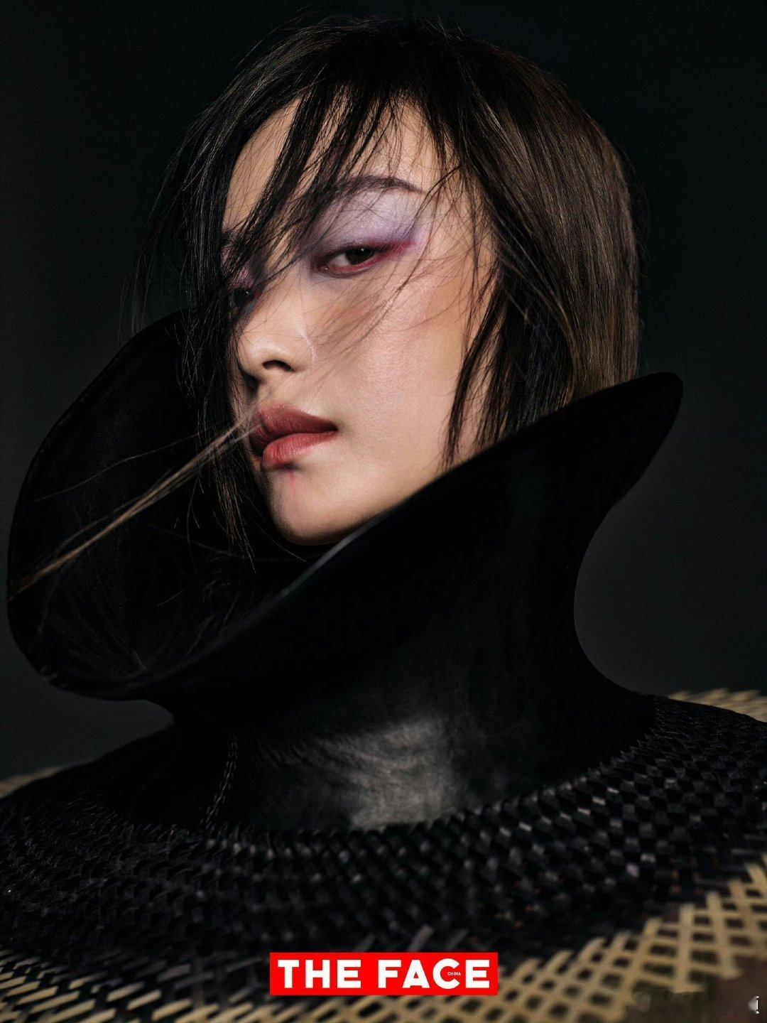 倪妮暗黑系大片倪妮时尚表现力好绝那个半边脸被黑色大领子遮住的照片，真的是神秘感拉