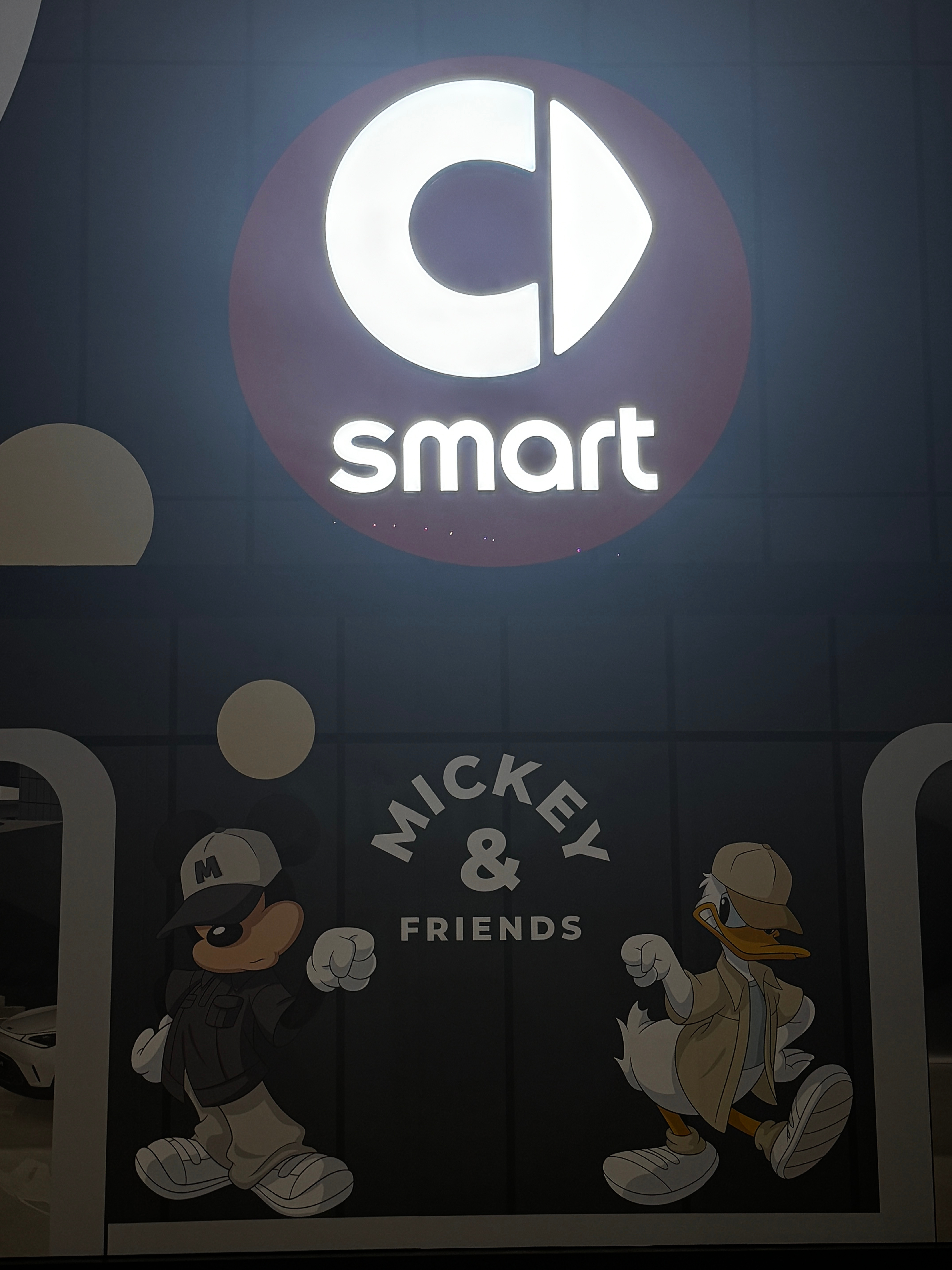 来粤港澳车展！先发一波现场 大家觉得怎么样～第一站 smart迪士尼联名展台～[