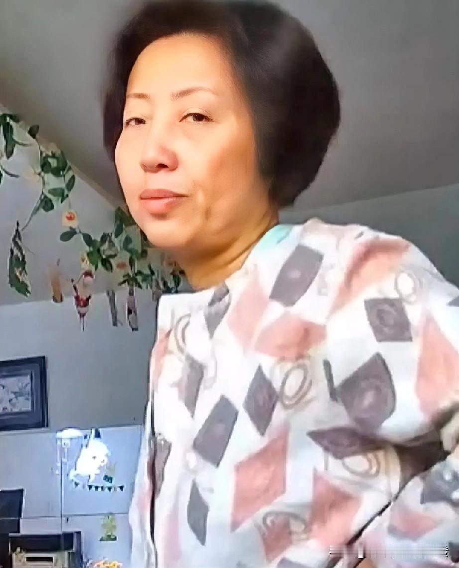 妈妈看到儿子在吃酸奶，忍不住就说他：“你是不是闲的？”因为时间来不及，上学马上要