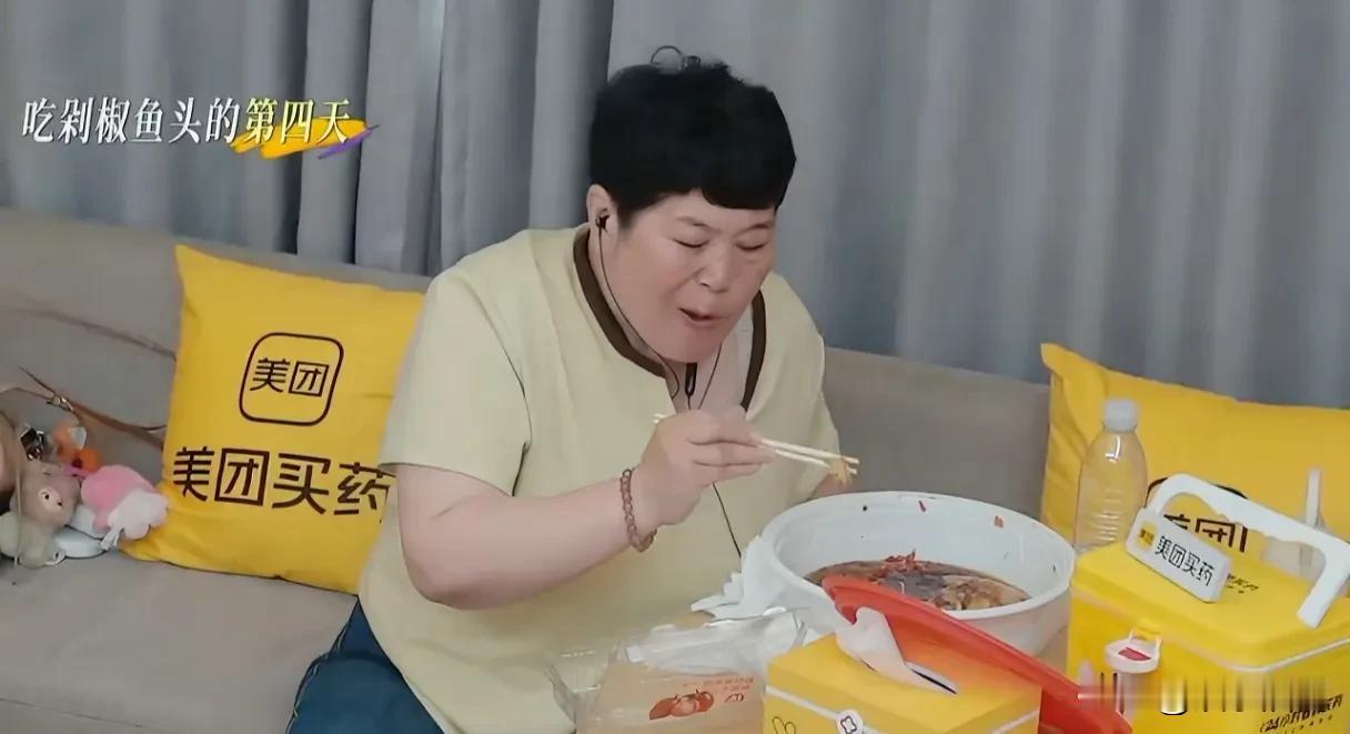 以前的房主任总是出人意料，但这次画风居然“正常”了，连吃四天剁椒鱼头，身体不舒服