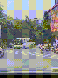 小伙子，这回求锤得锤了。
6月30日火爆全网的一段视频，小伙子骑着摩托车穿梭闹市