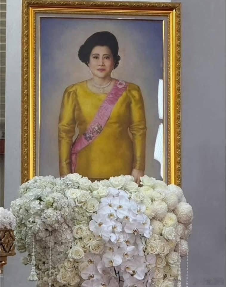 泰国王室 🇹🇭6月11日，瓦集拉隆功国王的舅妈和第一任丈母娘潘莎瓦丽公主的灵