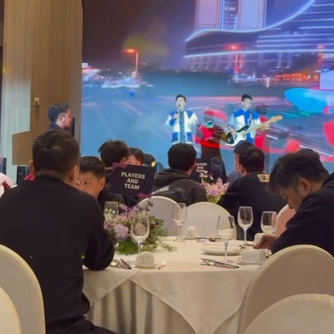 突然闯入镜头的咪姐 和仅看到眼睛就能认出来的狗儿 