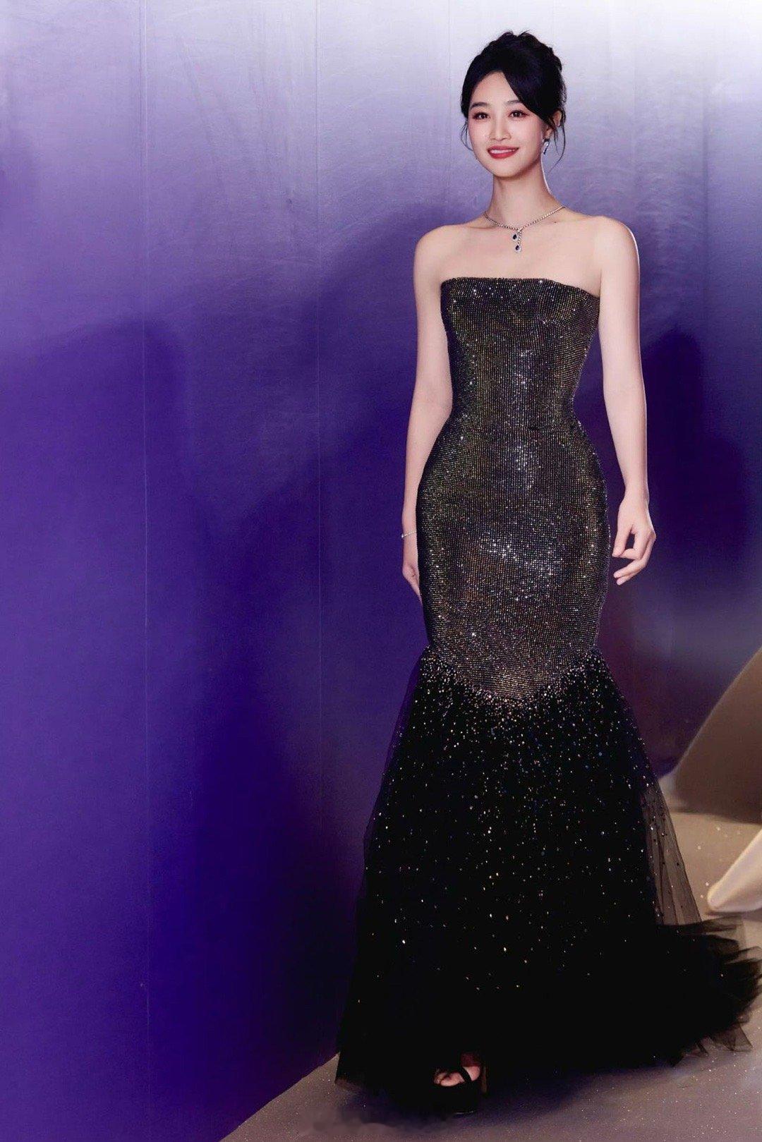 蓝盈莹领抱其他人秒跟 领奖台上的高光时刻，蓝盈莹选择将光芒与创造角色的“根”分享