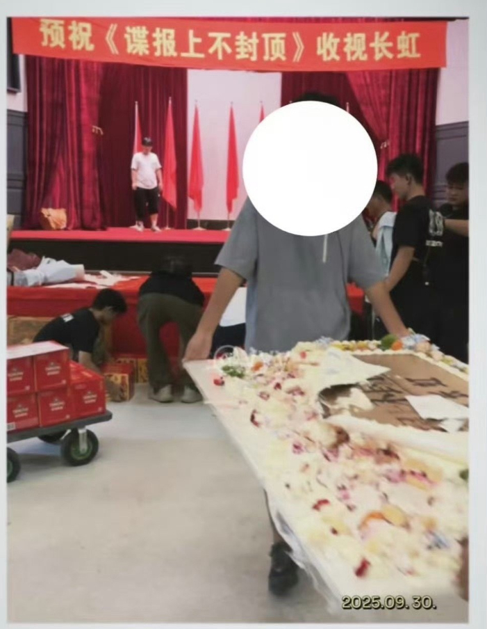 肖战参演的新剧《谍报上不封顶》完成杀青，剧集聚焦谍战领域的紧张博弈，杀青为后续的
