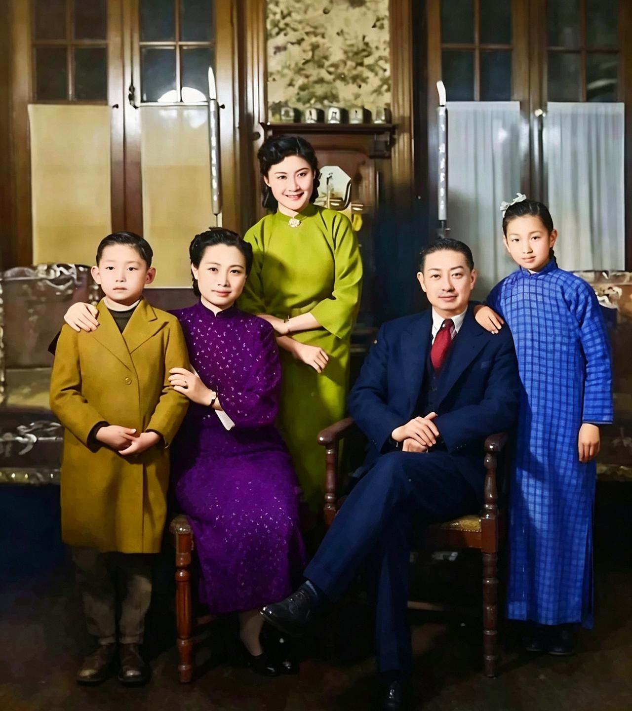 1943年，梅兰芳与弟子言慧珠及儿女的一张合影。当年24岁的言慧珠正式拜梅兰芳为
