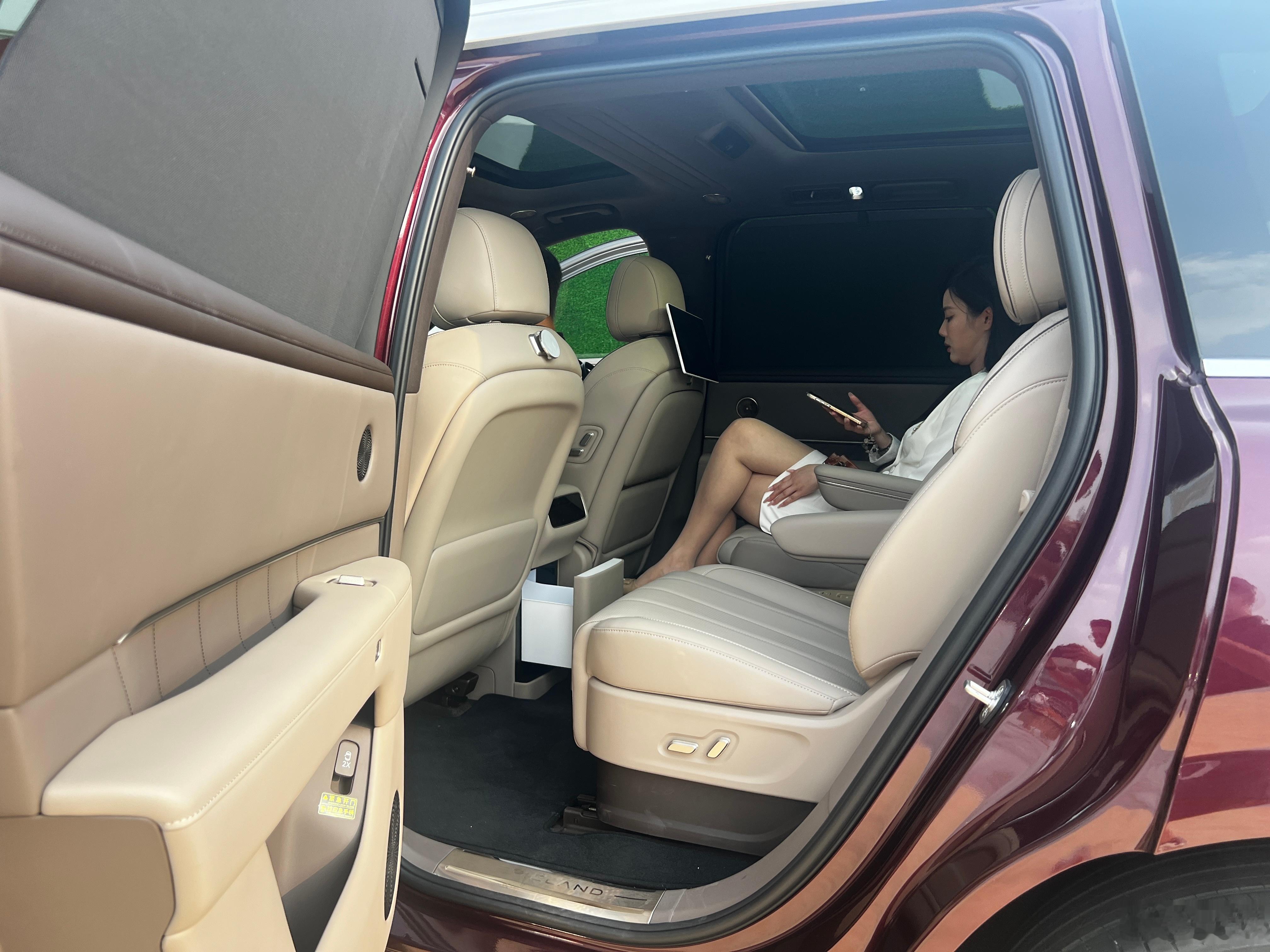 现在市面上的大六座 SUV 已经够多了奕境 X9 有什么出众的吸引点？首先是把华