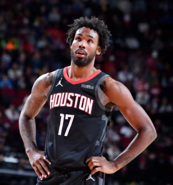 说起伊森这合同的事儿，真是让人唏嘘不已。去年拒绝火箭的亿元大单，现在看来真是有点