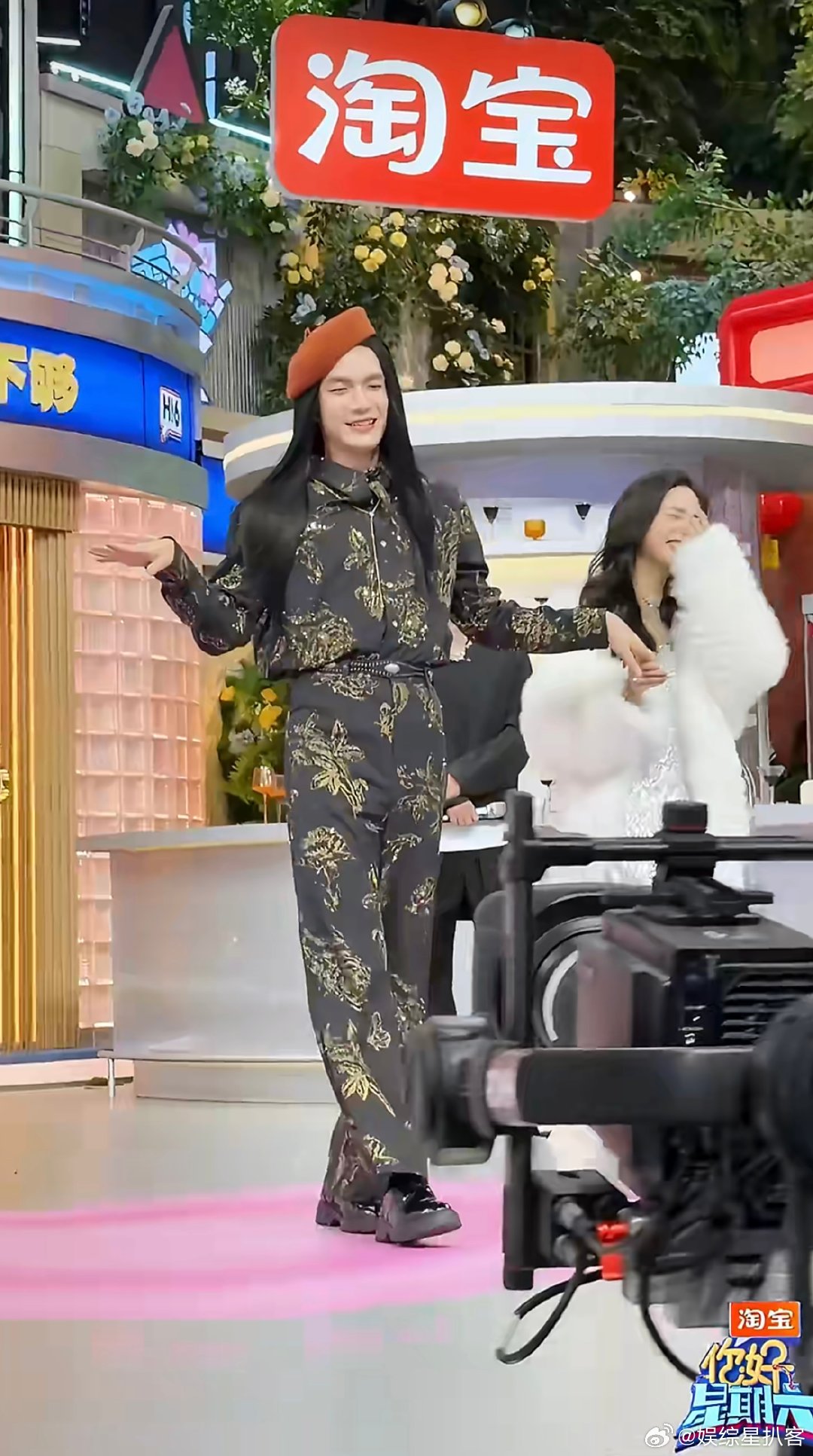 沈月张颜齐听取哇声一片张颜齐女装和沈月跳华尔兹，画风又甜又搞笑，全场哇声不断太有