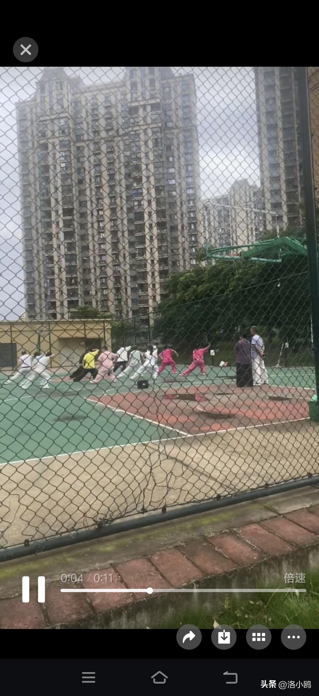 这群大叔们还怪好的，
平常都不来篮球场，一到下雨天才会来，因为他们说平常给孩子们