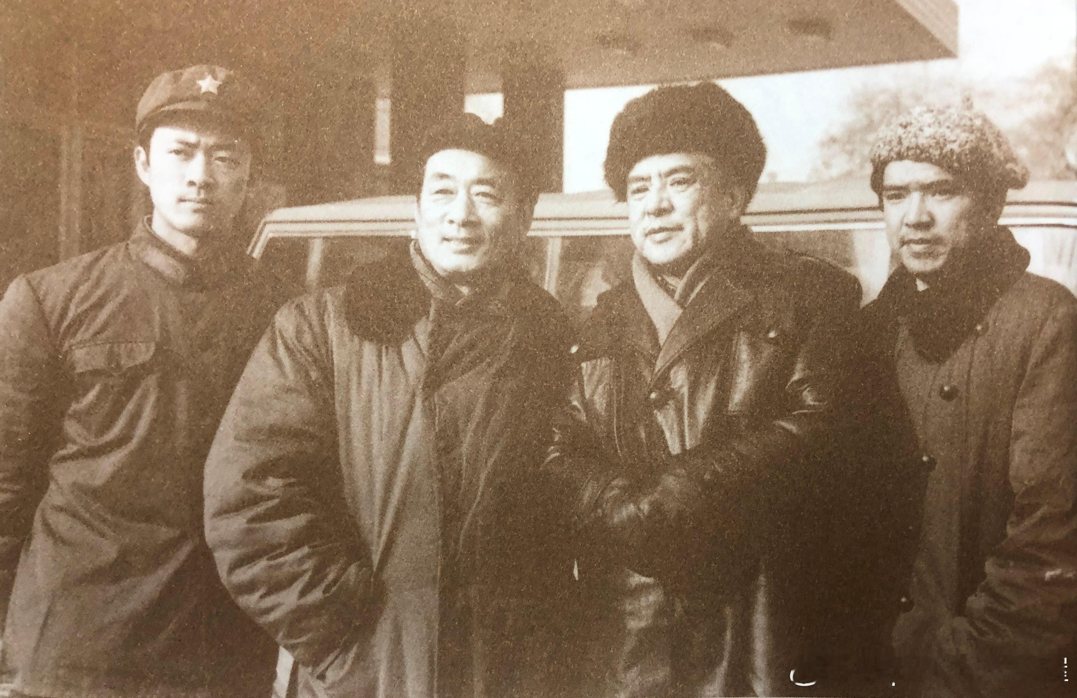 1984年电影《花园街五号》拍摄期间，庞学勤、庞好父子与李默然、李龙吟父子，影片