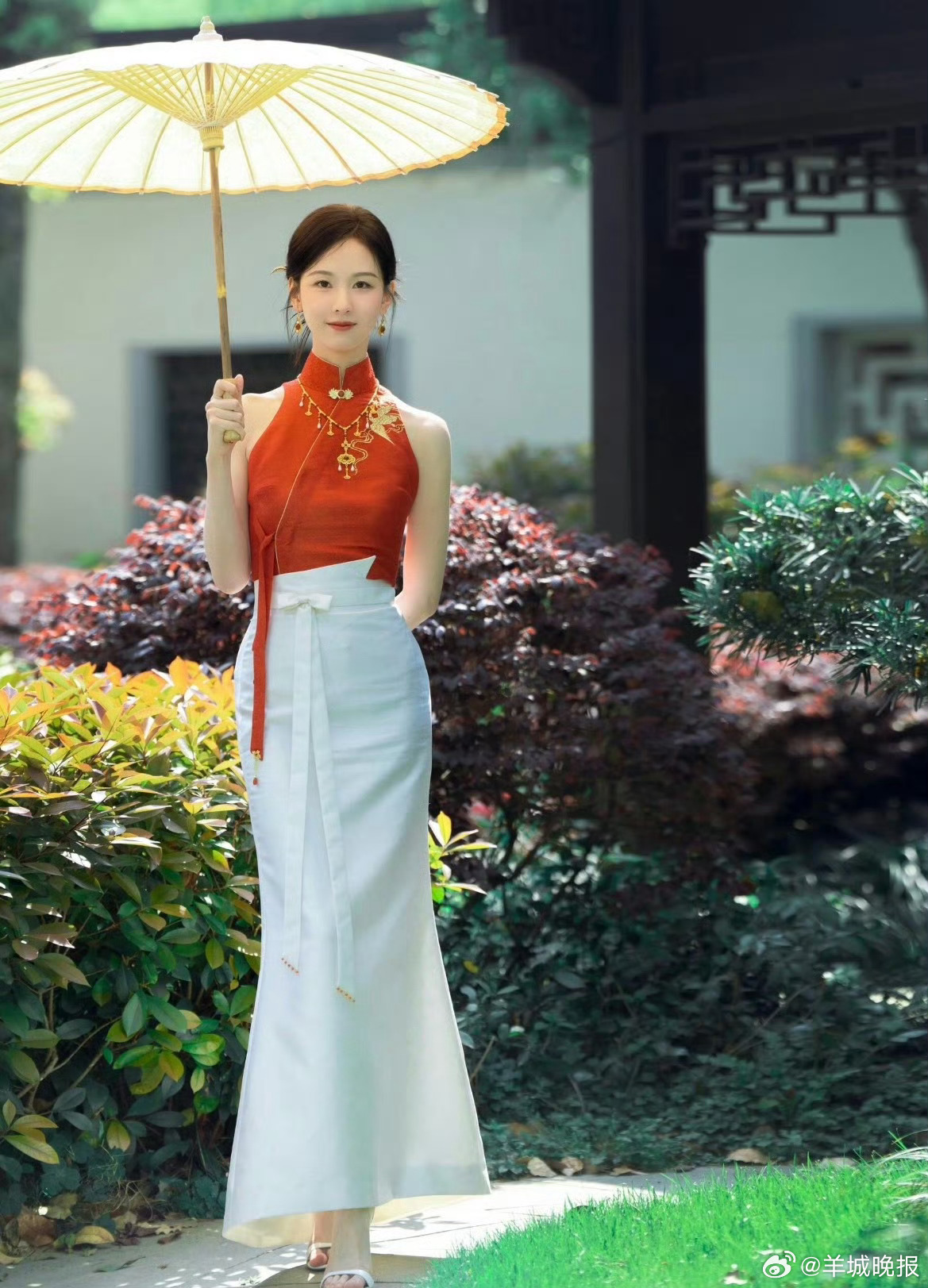 【谁与新中式造型堪称绝配】新中式的雅致，从来不是单靠衣饰撑场，更要人与风骨的完美