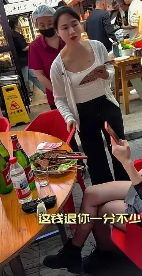 烧烤店吵翻了！

两百块烤肉引争议

聋哑服务员端肉没说话，女顾客竟要求老板开除