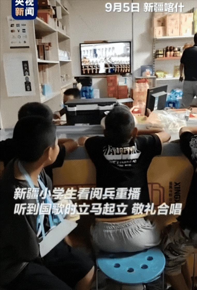 “中国真正厉害的不是东风61也不是东风5C，而是他们～”9月新疆，女子在店里看阅