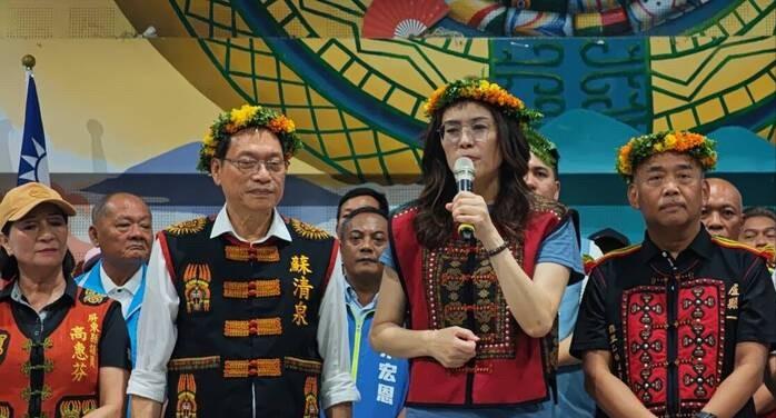 郑丽文说原住民是台湾主人。
屏东来义乡的原乡会场里，郑丽文站在原住民基层支持者面