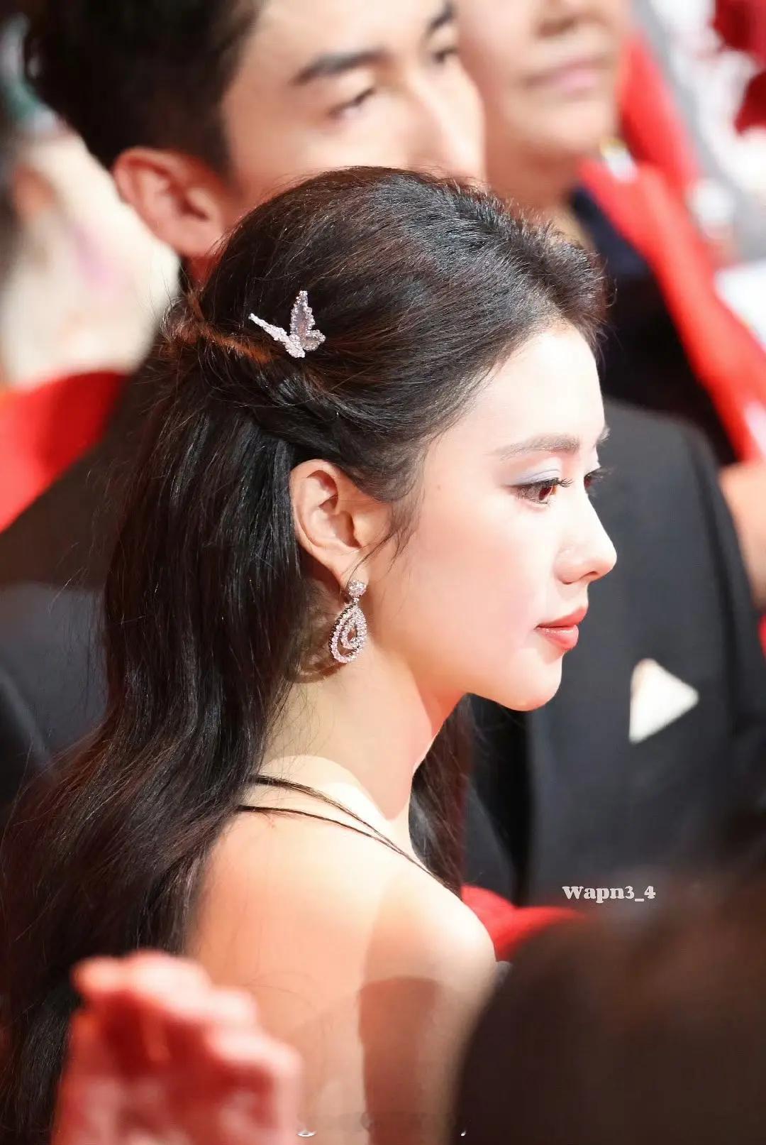 今晚路人镜头下的刘浩存生图状态，蓝色眼影也好适配 