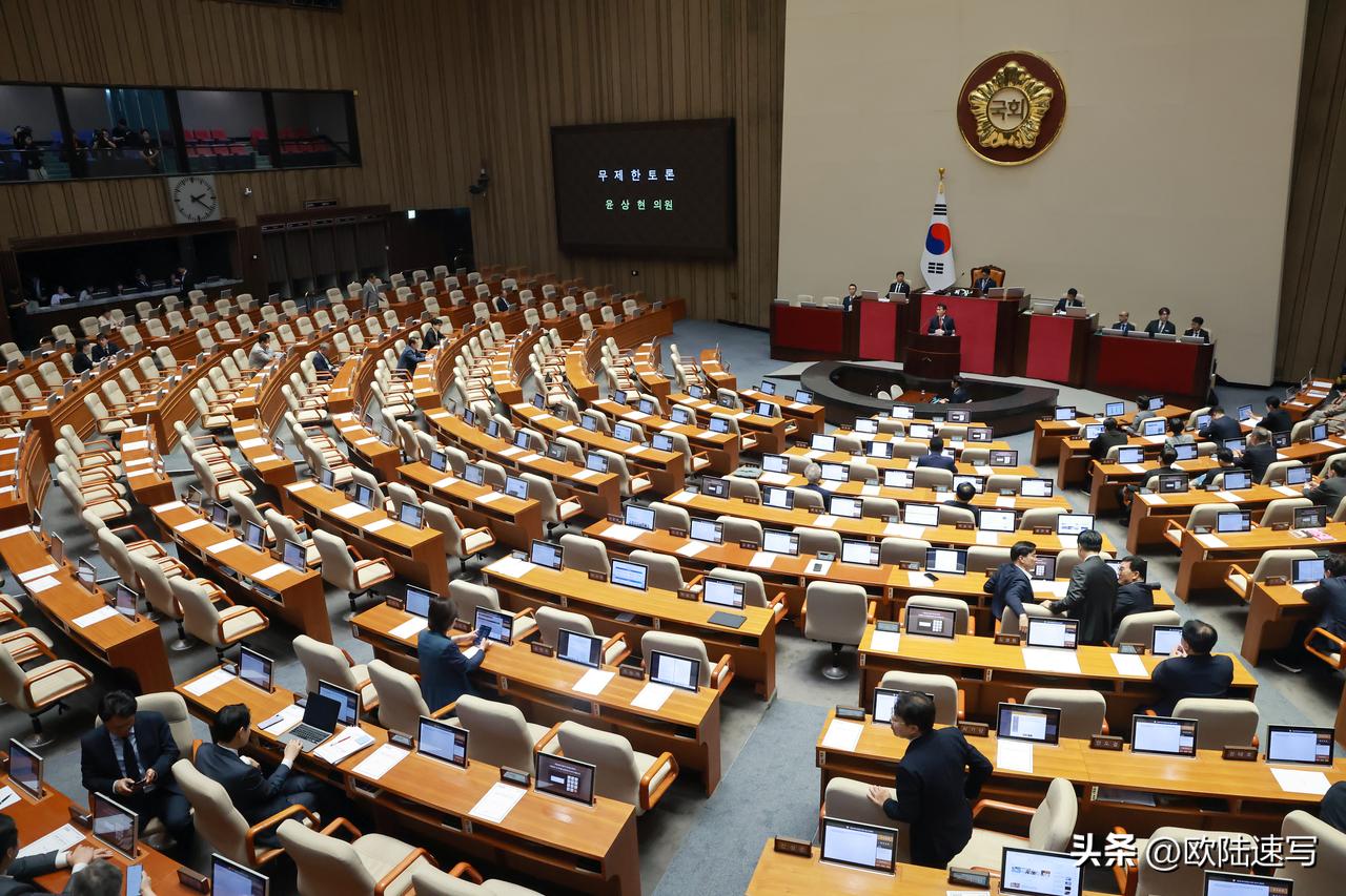 韩国国会围绕特别检察调查延期再度激烈对峙。距现行调查期限仅剩数日，在野党人民力量