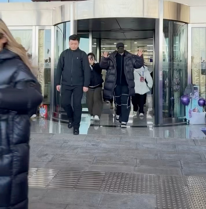 邓为到达山西录制央视跨年晚会，熟悉的这件暖暖的大羽绒服，我们看到了久违的为密秀，