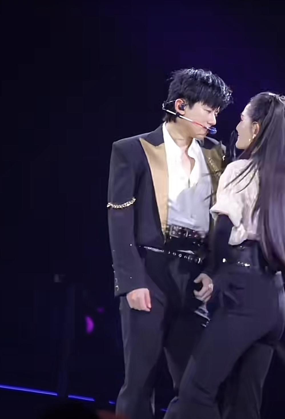 2026年4月11日晚，45岁谢娜在《乘风2026》第一次公演的直播现场，正式官