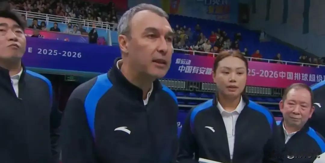 她没练扣球的手，反而救了她的职业生涯。
退役那年医生警告：再跳一次腰就废了。
别