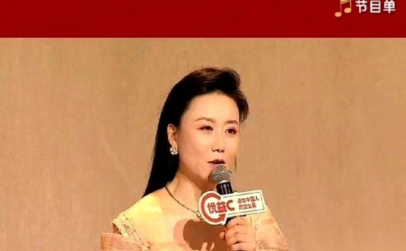 我跟你说，昨晚看直播给我看傻了。
一个女主播，镜头怼那么近，脸上的小绒毛都根根分