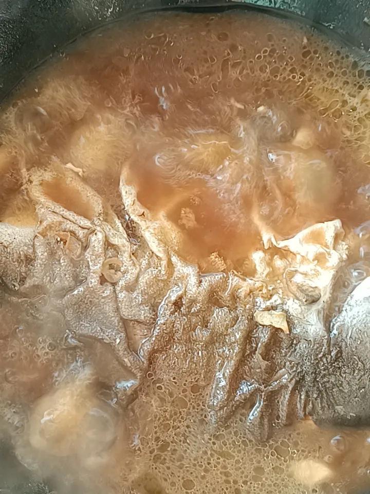 炖鱼是放点白酒炖好，还是放料酒炖好呢？我感觉最好是不搁酒，对身体不好，姜、蒜、葱