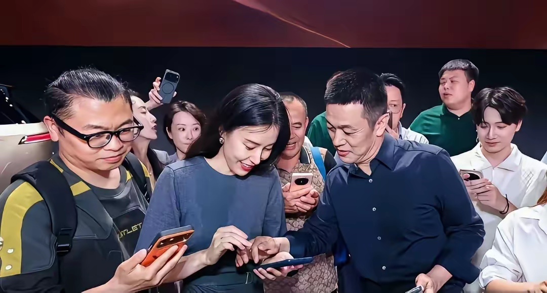 蔚来老板娘好看的好高级 在一堆人中也很突出 太吸晴了 
