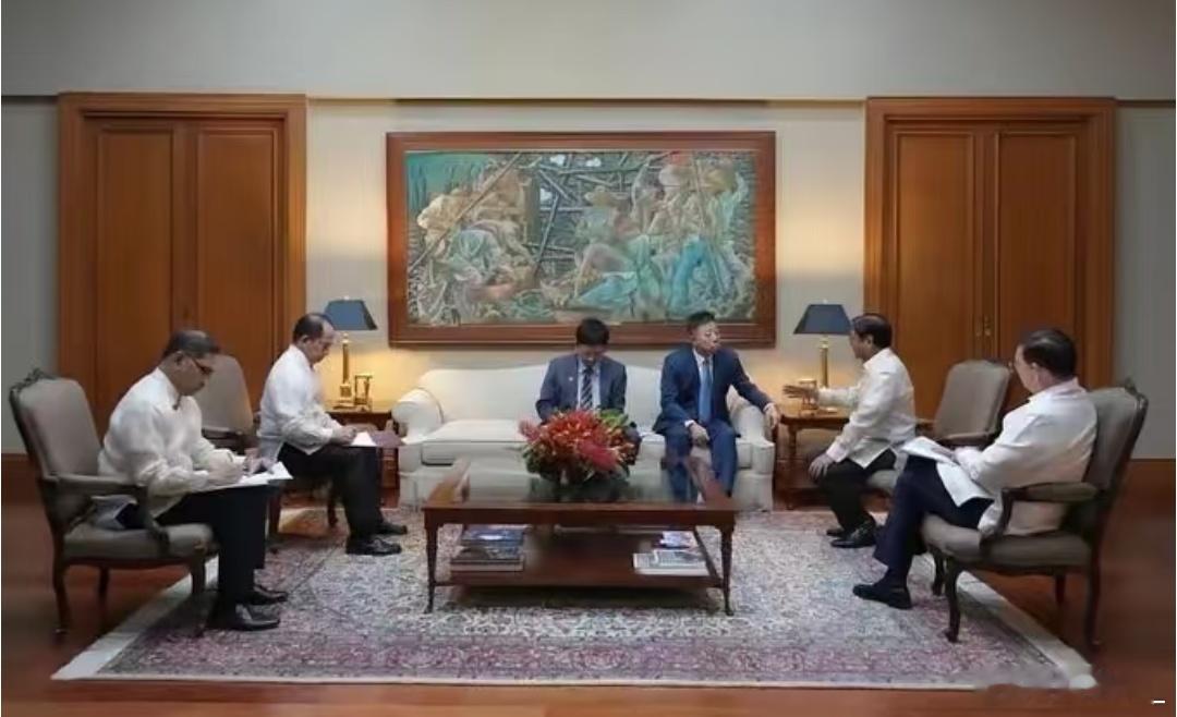 菲律宾总统马科斯昨天邀请中国驻菲律宾大使井泉到家里坐坐。位置的安排很有意思，井泉