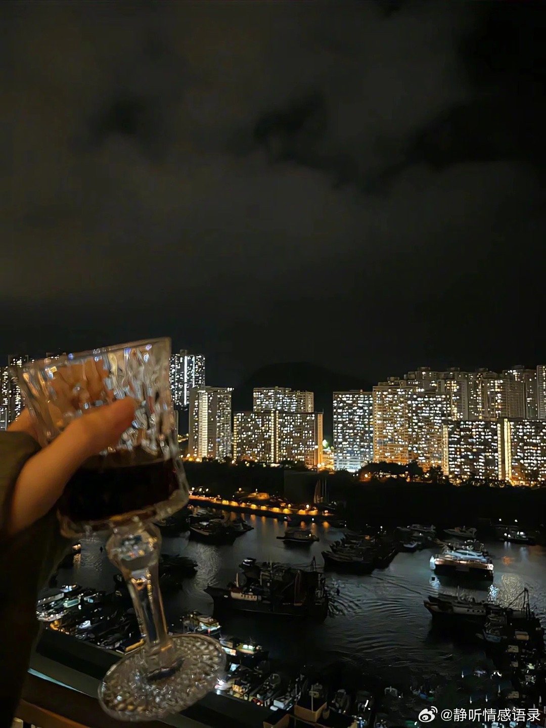 “你知道嘛 女孩子会悄无声息动了分开的念头 不是因为这个男生没钱 不懂浪漫 而是