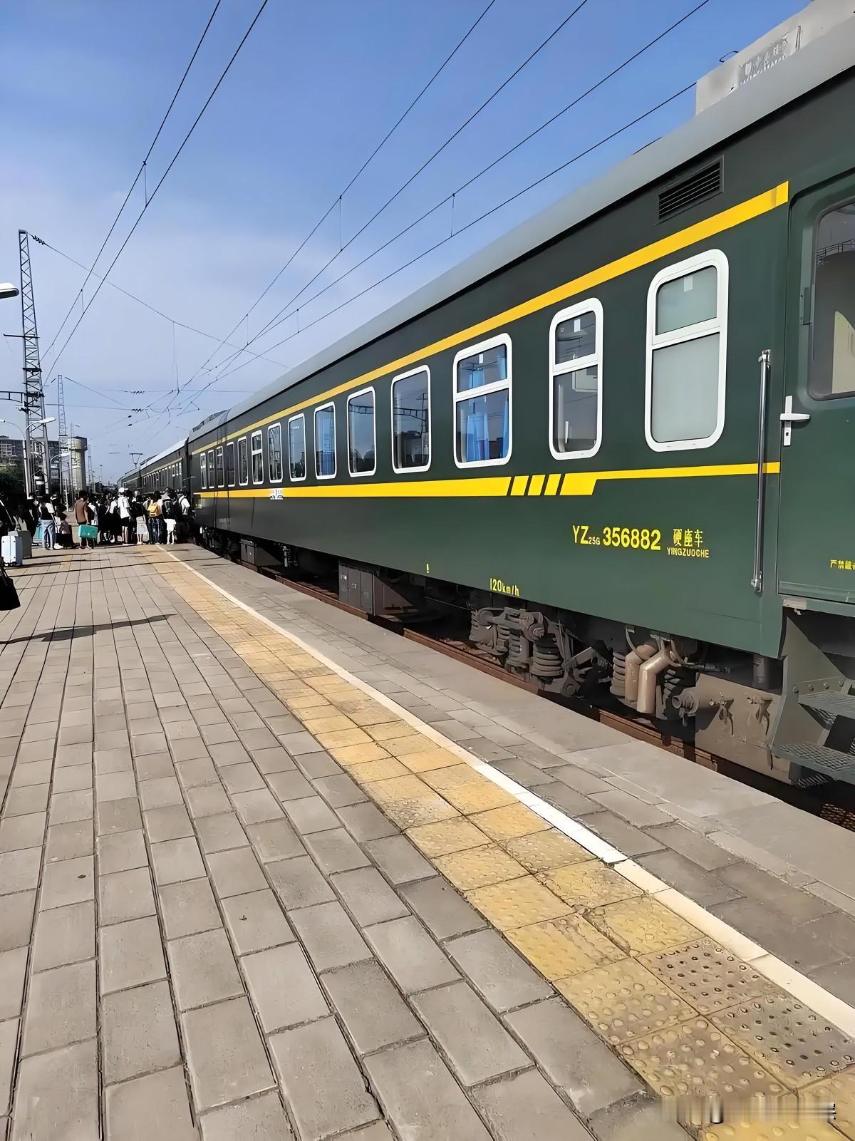 今天，仍有同事没买到票，正为买票发愁。只要能买到票回家，什么交通工具都愿意坐。没