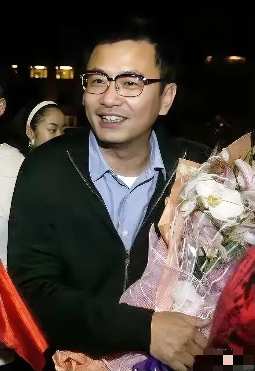 摘下眼镜，这不看起来像正人君子，不过，不戴墨镜，不认识了，还是带上墨镜吧！墨镜才