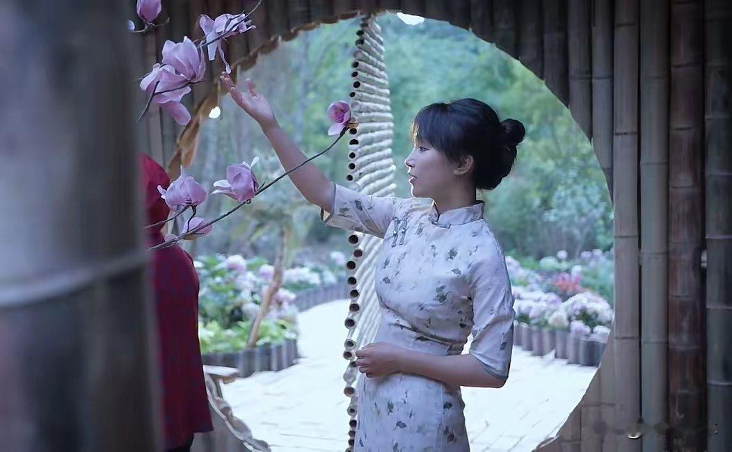 这几年没网络，她依旧做自己，风雨不改，不迎合任何人！喜欢她，还因为她和宇辉太像了