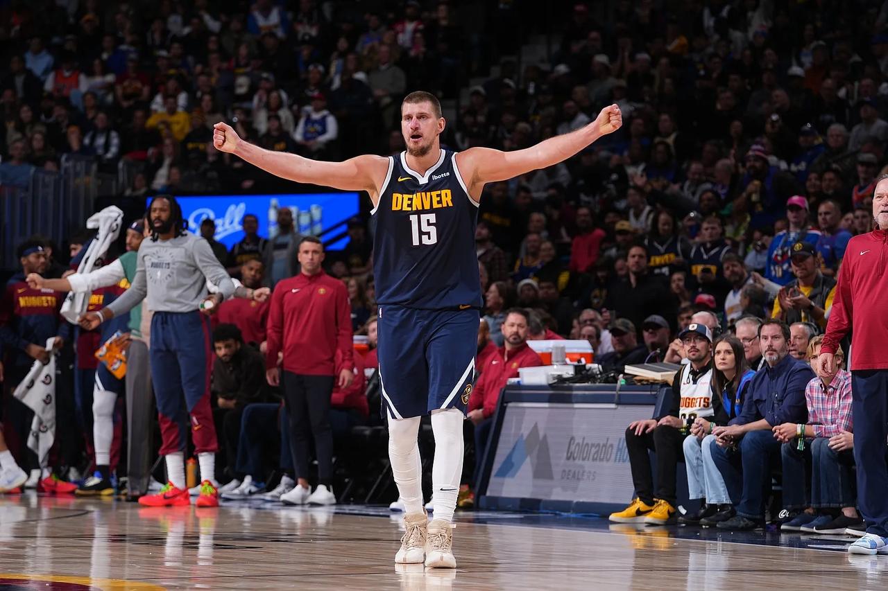 冬日生活记录约基奇38+10+6+5超神发挥，追平哈登、伯德记录享NBA历史第一