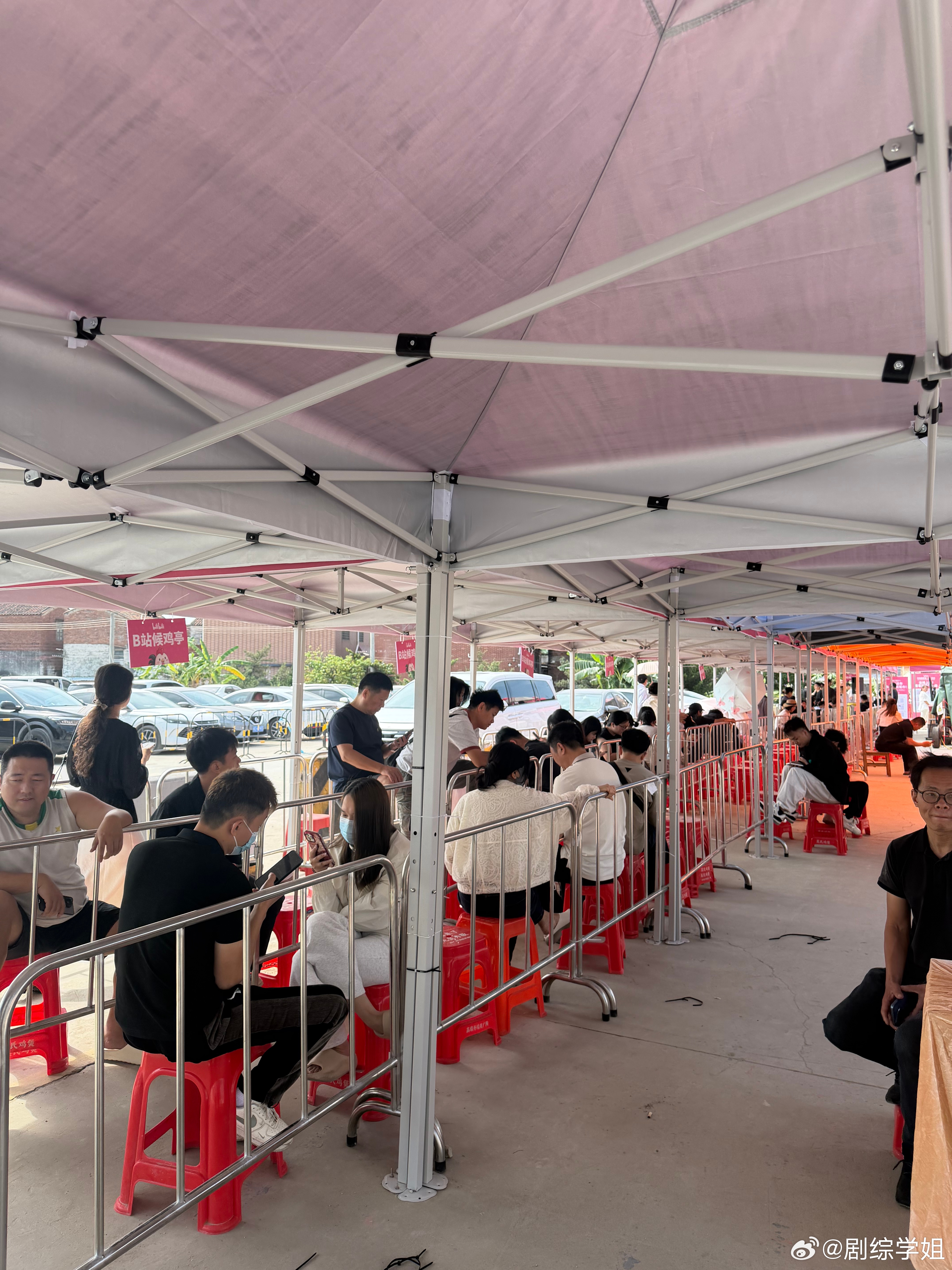 莫氏鸡煲五一仍爆满 发号前一小时就满人，半小时直接 66 个号，这速度谁顶得住啊